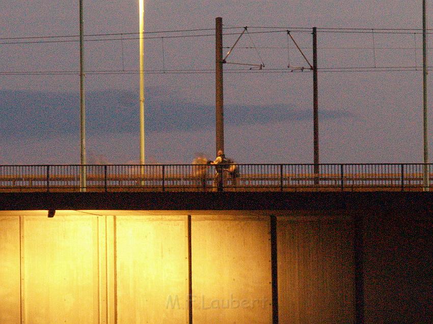 Lebensmueder mit Pistole Koeln Deutzer Bruecke P65.JPG